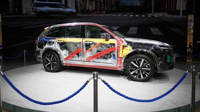 Чтобы привлечь внимание к своем стенду, компания Volvo  выcтавила полностью прозрачный кроссовер XC90