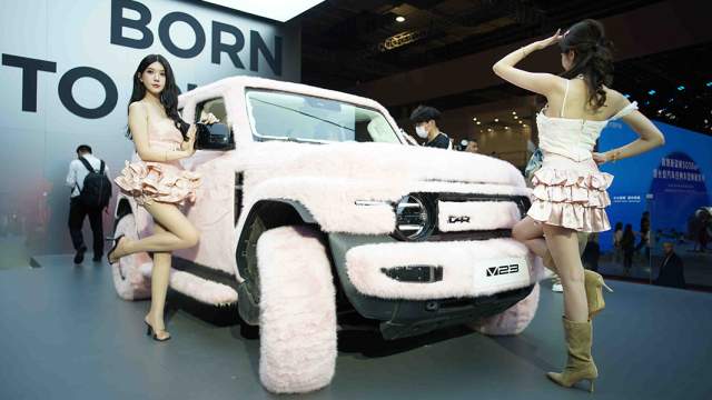 Некоторые автобренды экспериментируют в презентациях. Например, Chery привезла «меховой» электрокроссовер iCar V23 