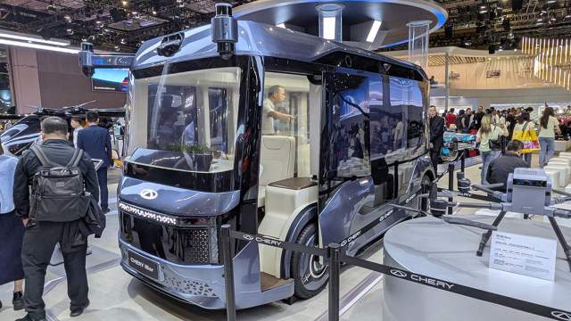 Концепт Chery iBar – микроавтобус, в котором можно стоять в полный рост, с интерьером в стиле гостиной и полками для книг 