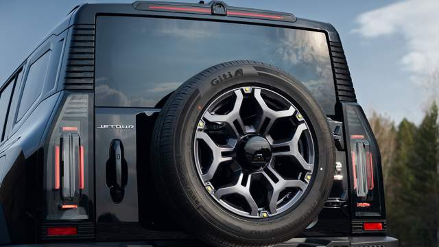 Запаска на задней двери у версии Discovery полноразмерная и без чехла