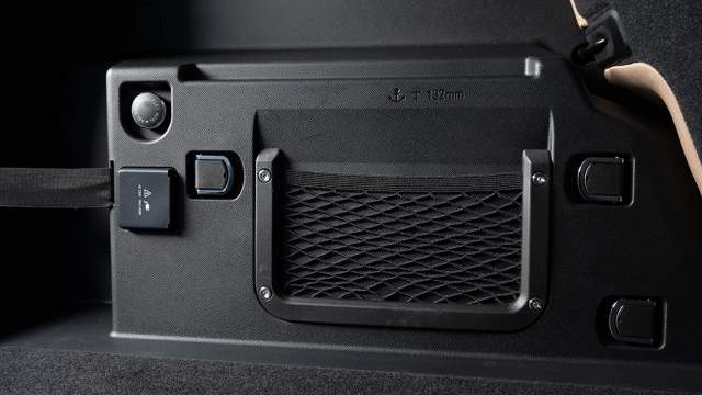 В багажнике теперь есть розетка 220V