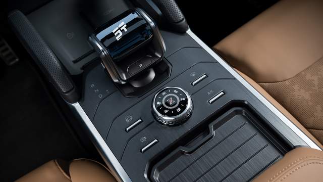 Физических кнопок минимум, граненая шайба позволяет выбирать различные режимы движения. Интеллектуальный режим X активируется нажатием на шайбу