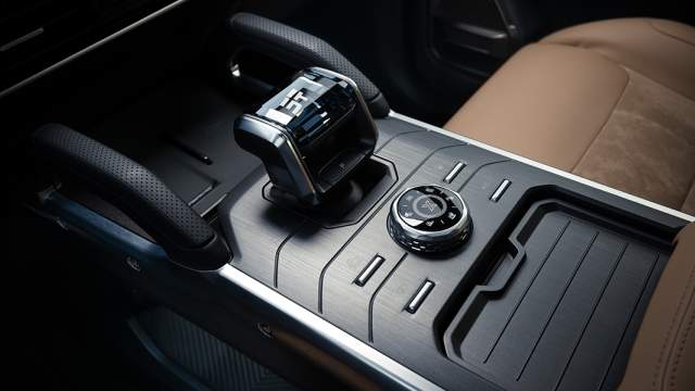 Селектор трансмиссии у версии Discovery увенчан кристаллом