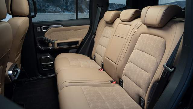 У заднего дивана теперь греются спинки