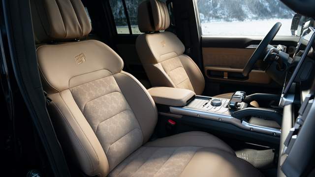 Переднее пассажирское сиденье снабдили выдвижной отоманкой