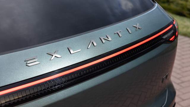 Кнопка открывания багажной двери замаскирована под букву I в названии машины