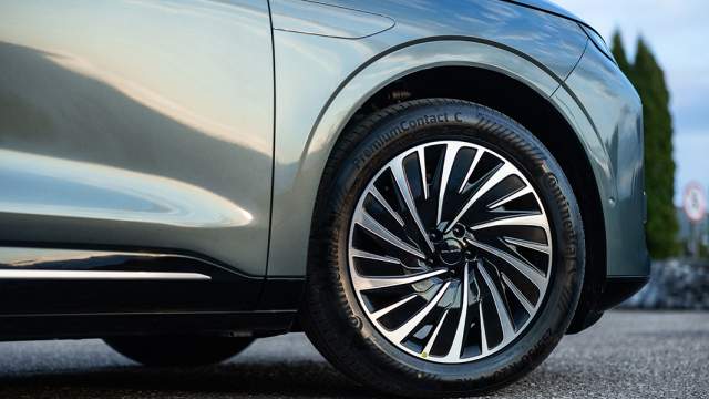 Размер шин — 255/50R20. И спереди, и сзади установлены вентилируемые диски