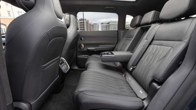Задний ряд просторный, есть отдельный блок управления климат-контролем и магниты на спинках передних сидений для фиксации гаджетов. Шторки на окнах отсутствуют, так как двери безрамочные.