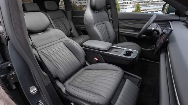 Все сиденья снабжены электроприводом, подогревом, вентиляцией и массажем. У водительского кресла можно отрегулировать длину подушки, а пассажирское кресло оснащено выдвижной отоманкой