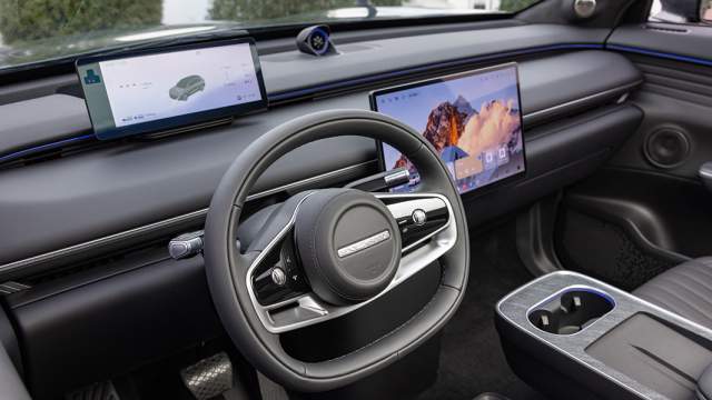 Зеркала регулируются роликами на спицах руля. Приборная панель представляет собой дисплей без козырька