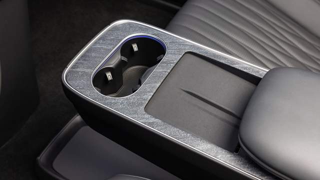 На консоли между передними сиденьями установлены две беспроводные зарядки. Декоративные вставки — из необычного и приятного на ощупь материала