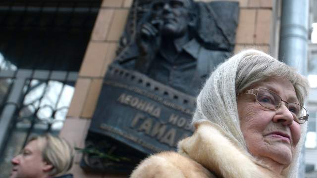 Вдова режиссера актриса Нина Гребешкова и актер Дмитрий Харатьян на церемонии открытия мемориальной доски кинорежиссеру Леониду Гайдаю. 2013 год