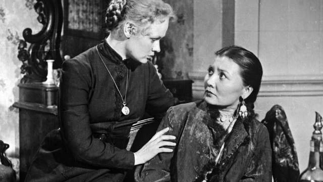 Кадр из кинофильма «Ботагоз», 1957 год. Режиссер Ефим Арон. Алма-Атинская киностудия художественных и хроникальных фильмов. Лиза - артистка Нина Гребешкова, Ботагоз - артистка Гульфайрус Исмаилова