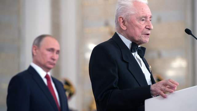 Президент РФ Владимир Путин и балетмейстер Юрий Григорович на церемонии вручения Государственной премии 2016 года за выдающиеся достижения в области науки и технологий, литературы и искусства и гуманитарной деятельности. 2017 год