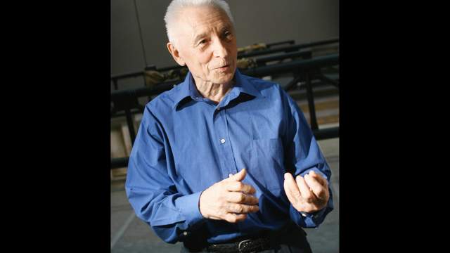 Балетмейстер Юрий Григорович перед началом 15-й юбилейной церемонии вручения международного балетного приза Бенуа де ла Данс (Benois de la danse) в Большом театре России. 2007 год