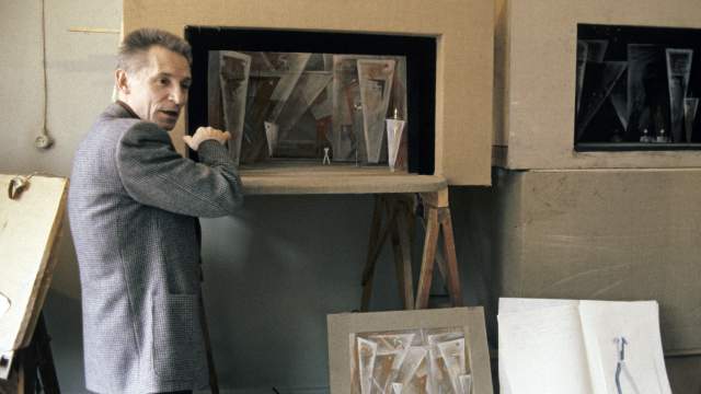 Юрий Григорович, профессор, лауреат Ленинской и Государственной премий СССР, народный артист СССР, главный балетмейстер ГАБТ СССР, за обсуждением эскизов декораций балета Д. Шостаковича «Золотой век». 1983 год