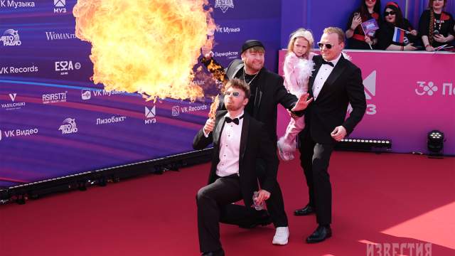 Иллюзионисты братья Сафроновы на красной дорожке перед церемонией вручения ХХ национальной телевизионной премии в области популярной музыки «МУЗ-ТВ 2025. Легенда» в «Live Арене» в Москве.