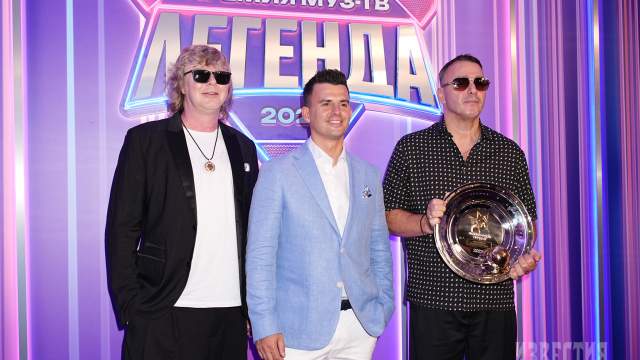 Участники группы «Иванушки International» Андрей Григорьев-Апполонов, Кирилл Туриченко и Кирилл Андреев, победившие в номинации «Лучшая группа», на церемонии вручения ХХ национальной телевизионной премии в области популярной музыки «МУЗ-ТВ 2025. Легенда» в «Live Арене» в Москве