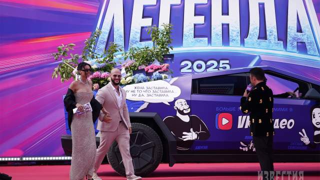 Рэпер Джиган (Денис Устименко-Вайнштейн) с женой Оксаной Самойловой на красной дорожке перед церемонией вручения ХХ национальной телевизионной премии в области популярной музыки «МУЗ-ТВ 2025. Легенда» в «Live Арене» в Москве