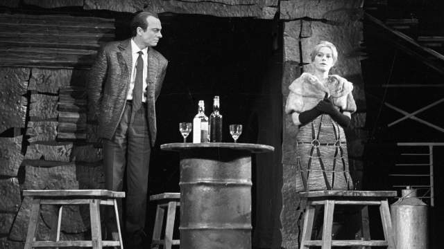 Валентина Талызина (Мадам Н) и Вадим Бероев (Антуан) в сцене из спектакля «Жизнь Сент-Экзюпери». Государственный академичекий театр имени Моссовета. 1968 год