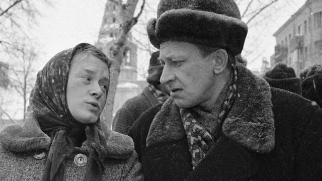 Актеры Евгений Евстигнеев и Валентина Талызина в главных ролях на съемках кинокомедии «Зигзаг удачи». 1968 год