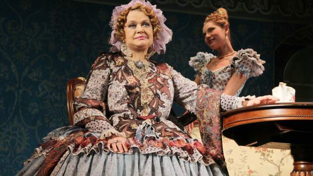 Валентина Талызина в роли Анны Антоновны Атуевой в сцене из спектакля «Свадьба Кречинского» по пьесе А.В.Сухово-Кобылина режиссера Павла Хомского в Театре имени Моссовета. 2011 год