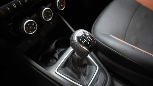 Шестиступенчатая механическая трансмиссия радует небольшими ходами рычага и усилиями при выборе передач