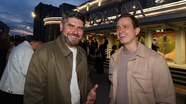 Актер и режиссер Карен Арутюнов актер Антон Вохмин на церемонии открытия VII фестиваля сериалов «Пилот»