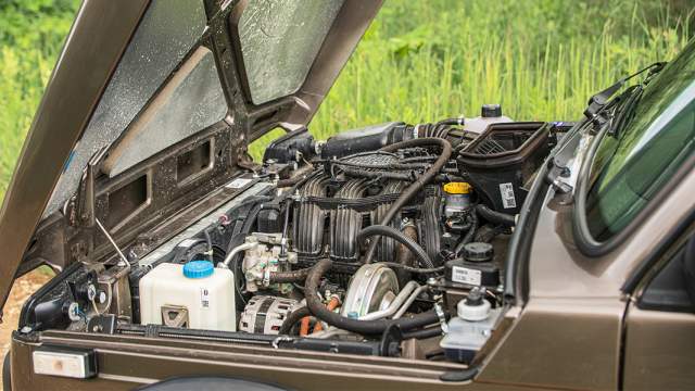 Под капотом «Нивы» – 16-клапанный 1,6-литровый мотор мощностью 122 л.с. Он занял все подкапотное пространство, поэтому для «запаски» места не осталось