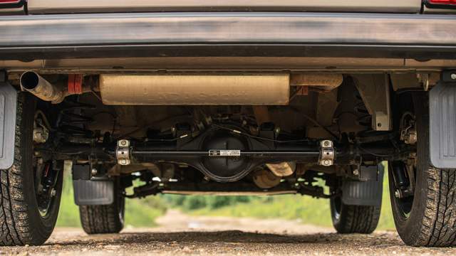 Задний мост лишился тяги Панара – ее функцию выполняют два верхних рычага и стабилизатор поперечной устойчивости