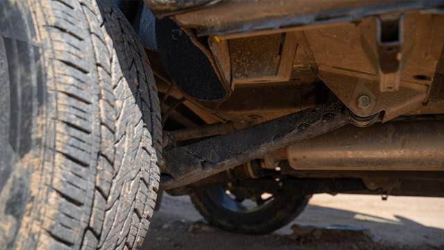 Нижние рычаги, на которых покоится задний мост, дополнительно усилены наваренными «косынками»: на первых партиях машин они гнулись даже относительно небольших нагрузках