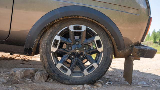 На бездорожье на Niva Sport следует быть аккуратнее – на крупных неровностях задние колеса машины упираются в пластиковые накладки на арках и могут их оторвать