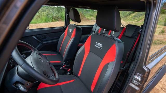 Сиденья на версии «Спорт» отличаются от тех, что установлены на обычной «Ниве», только обивкой