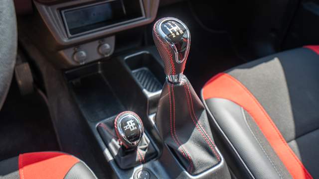 Niva Sport получила новый механизм переключения передач, что позволило перенести рычаг КПП ближе к водителю. Включение понижающей передачи и блокировки межосевого дифференциала осуществляется одним рычагом 