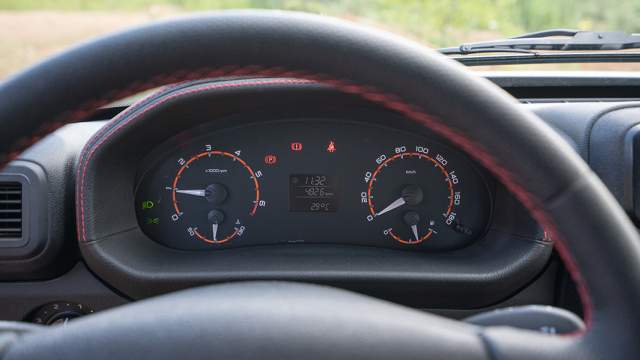 В попытках улучшить эргономику машины, конструкторы избавили «Ниву» от перекошенного, относительно центральной панели, руля. Однако из-за этого «баранка» оказалась заметно смещена влево относительно панели приборов – половина шкалы спидометра перекрыта ободом руля 