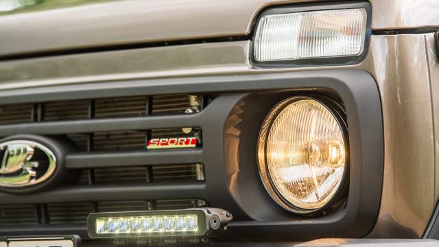 Штатные галогеновые фары светя тускло. Спасают установленные на заводе дополнительные «прожекторы», которые работают только вместе с дальним светом