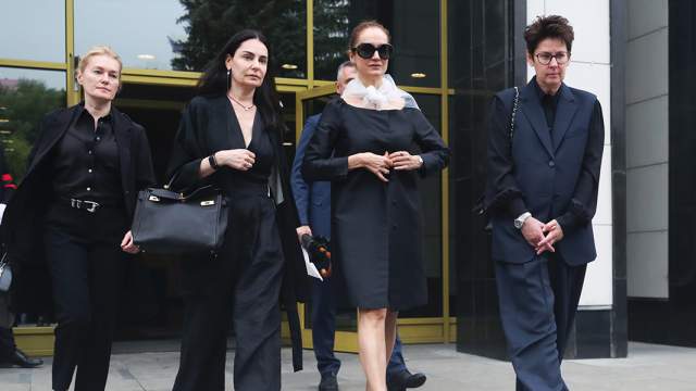 Вдова Юрия Мороза, актриса Виктория Исакова (в центре). Слева актриса Виктория Толстоганова