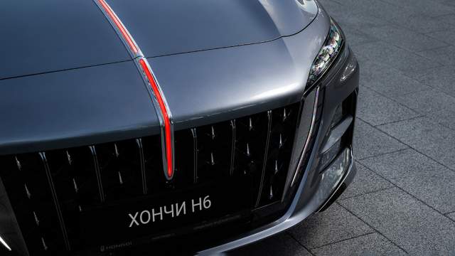 От самой решетки радиатора тянется «Красное знамя», которое загорается ярким алым цветом, приветствуя водителя