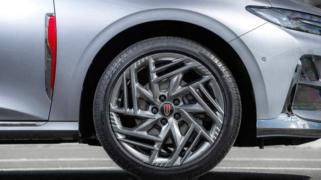 Лифтбэк предлагается только с 19-дюймовыми колесами. По умолчанию установлены шины Run Flat — Pirelli Cinturato P7