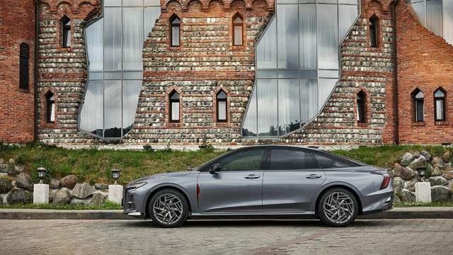 Габариты Hongqi H6 — 4990×1876×1450 мм. Колесная база — 2920 мм. Дорожный просвет — 160 мм