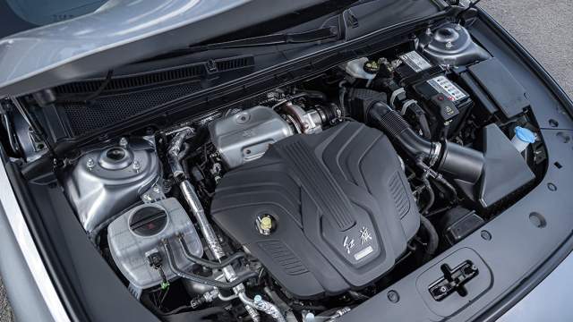 Hongqi H6 оснащен турбированным мотором 2.0. Он выдает 245 л.с. и 380 Нм, что на 27 л.с. и 40 Нм больше, чем аналогичные агрегаты у седана H5
