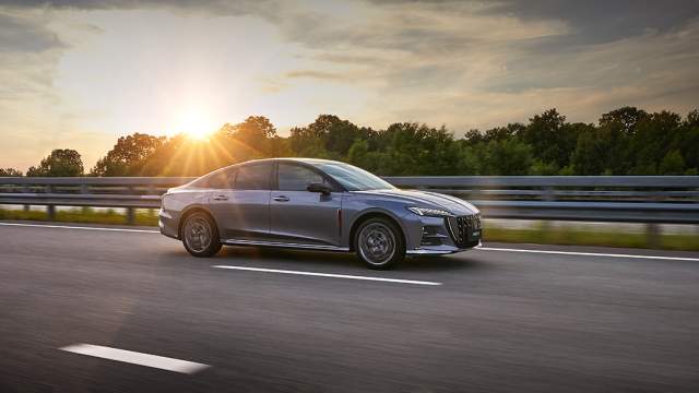 С мотором работает классический восьмиступенчатый автомат японской фирмы Aisin. Привод только передний. Разгон до сотни занимает 7 секунд, максимальная скорость — 230 км/ч