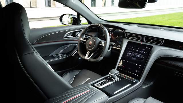 Дизайн руля выполнен в стиле Porsche, в его отделке применены натуральная кожа и алькантара, есть карбоновая вставка