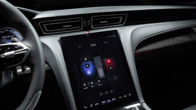 В мультимедиа отсутствует интеграция со смартфонами на iOS и Android, нет даже отзеркаливания. Климат-контроль, подогрев/обдув сидений — только с тачскрина. Селектор КП перекрывает обзор на часть физических клавиш, включая «аварийку»