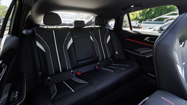 Сзади достаточно места в ногах, но не над головой