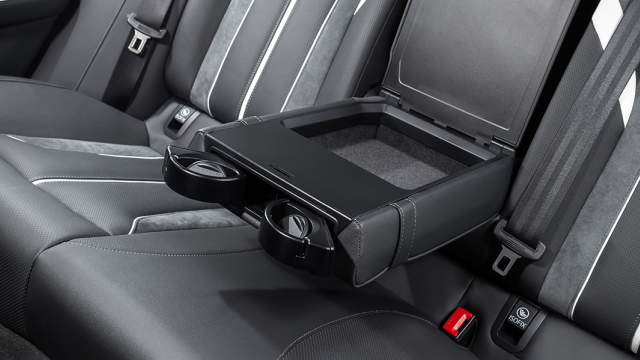 Пассажиры второго ряда получили центральный подлокотник с отсеком и выдвигающимися подстаканниками...