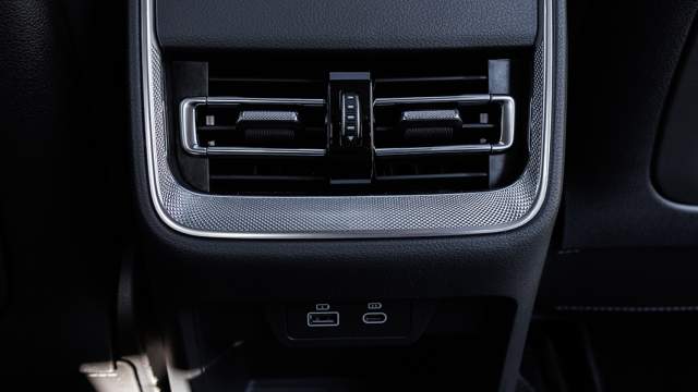  ...и разъемы USB двух разных форматов