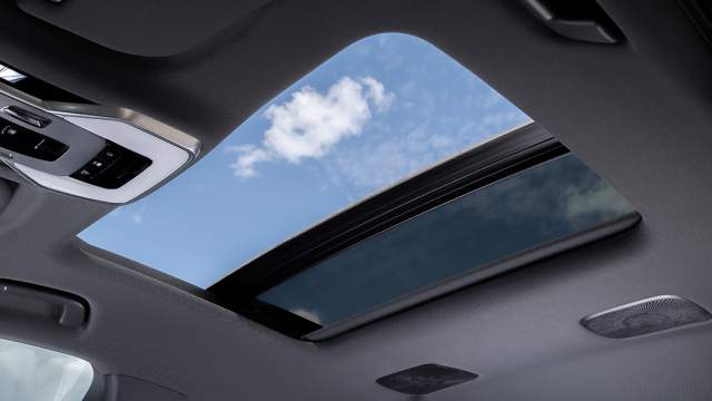 Люк в крыше совсем небольшой. Вероятно, отсутствие «панорамы» объясняется покатой крышей