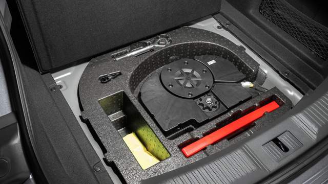 Под полом багажника скрывается вовсе не докатка, а сабвуфер. Какого-либо запасного колеса не предусмотрено