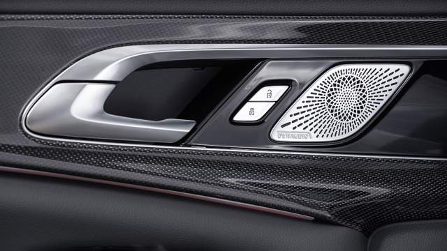 Во всех комплектациях установлена аудиосистема Dynaudio с 12 динамиками. Качество звучания достойное